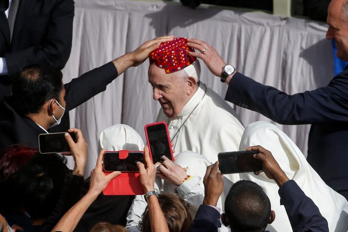 El papa Francisco recibe un sombrero durante la audiencia general celebrada con público tras el fin de las restricciones por el coronavirus en Ciudad del Vaticano. Foto: EFE