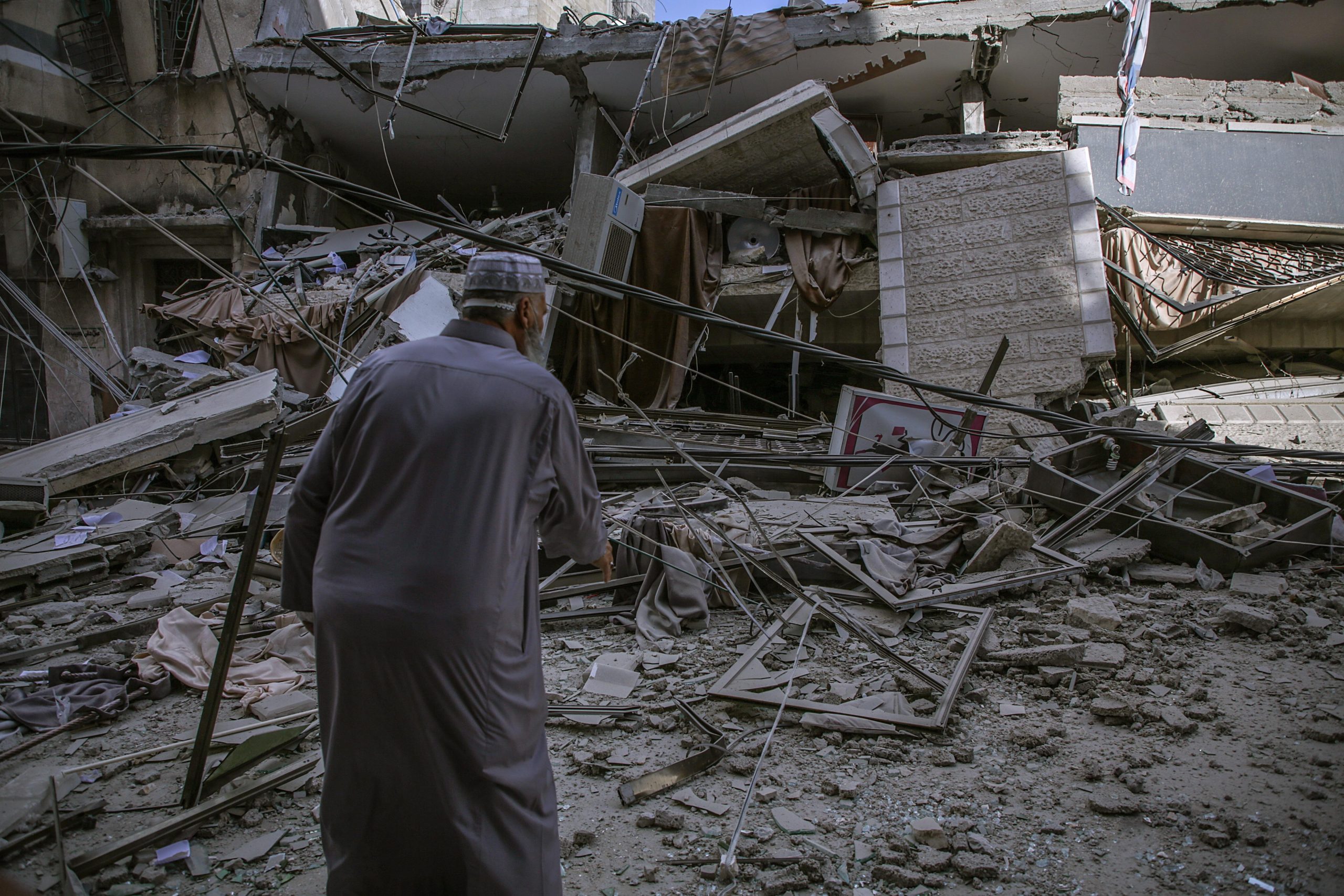 Un palestino observa los destrozos en la vivienda de la familia Al-Turk después de un ataque aéreo israelí, este jueves 13 de mayo del 2021 en Franja de Faza. Foto: EFE