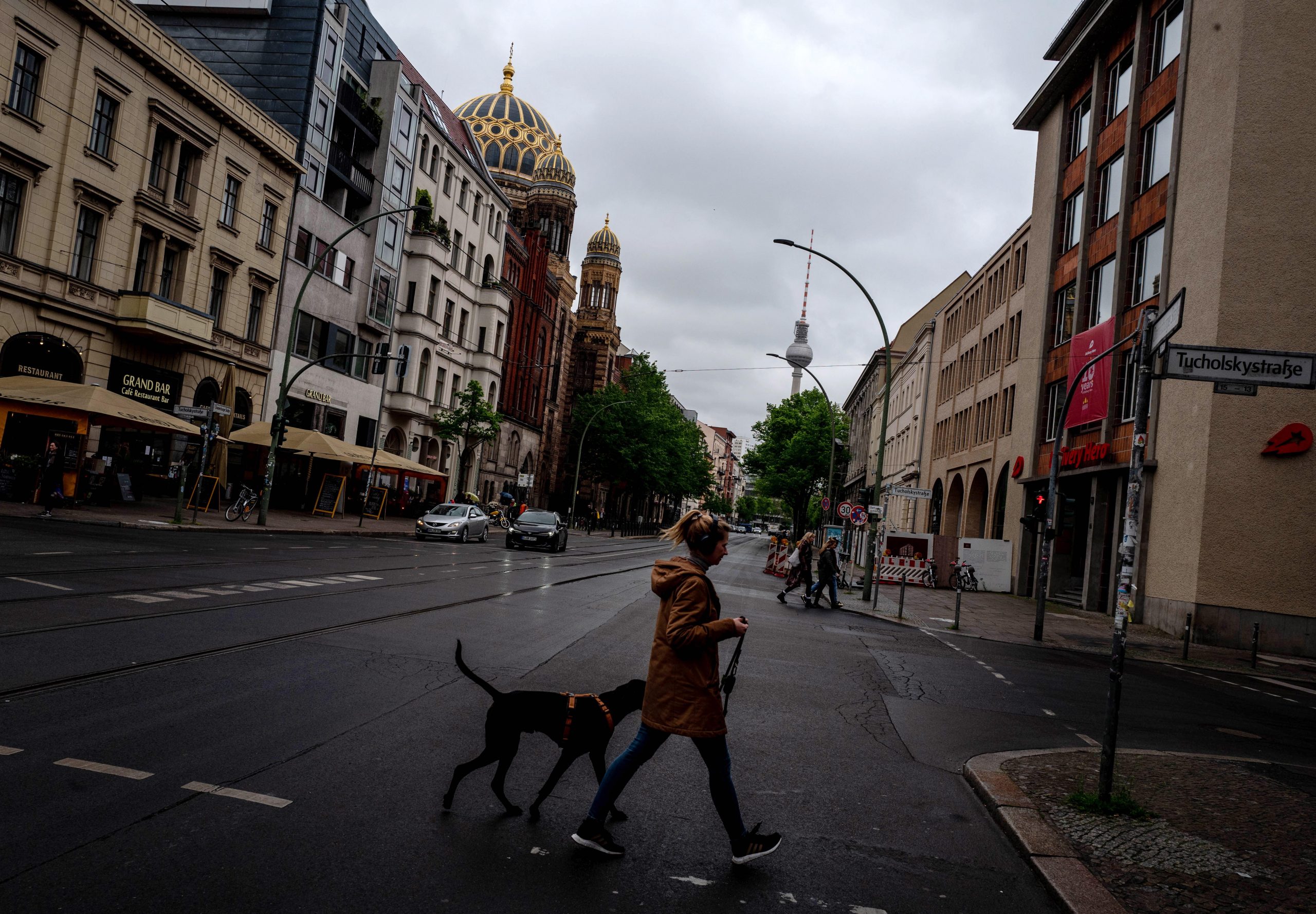 Imagen referencial. Un peatón cruza una calle cercana a la Nueva Sinagoga en Berlín, Alemania, el 14 de mayo de 2021. Foto: EFE