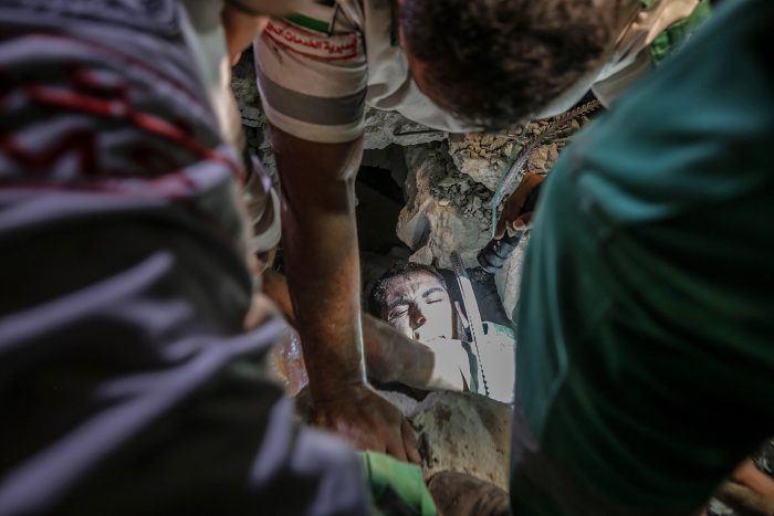 Miembro de la Defensa Civil Palestina rescatan a un superviviente de entre los escombros de una casa destruida en un ataque aéreo en ciudad de Gaza el domingo 16 de mayo del 2021. Foto: EFE