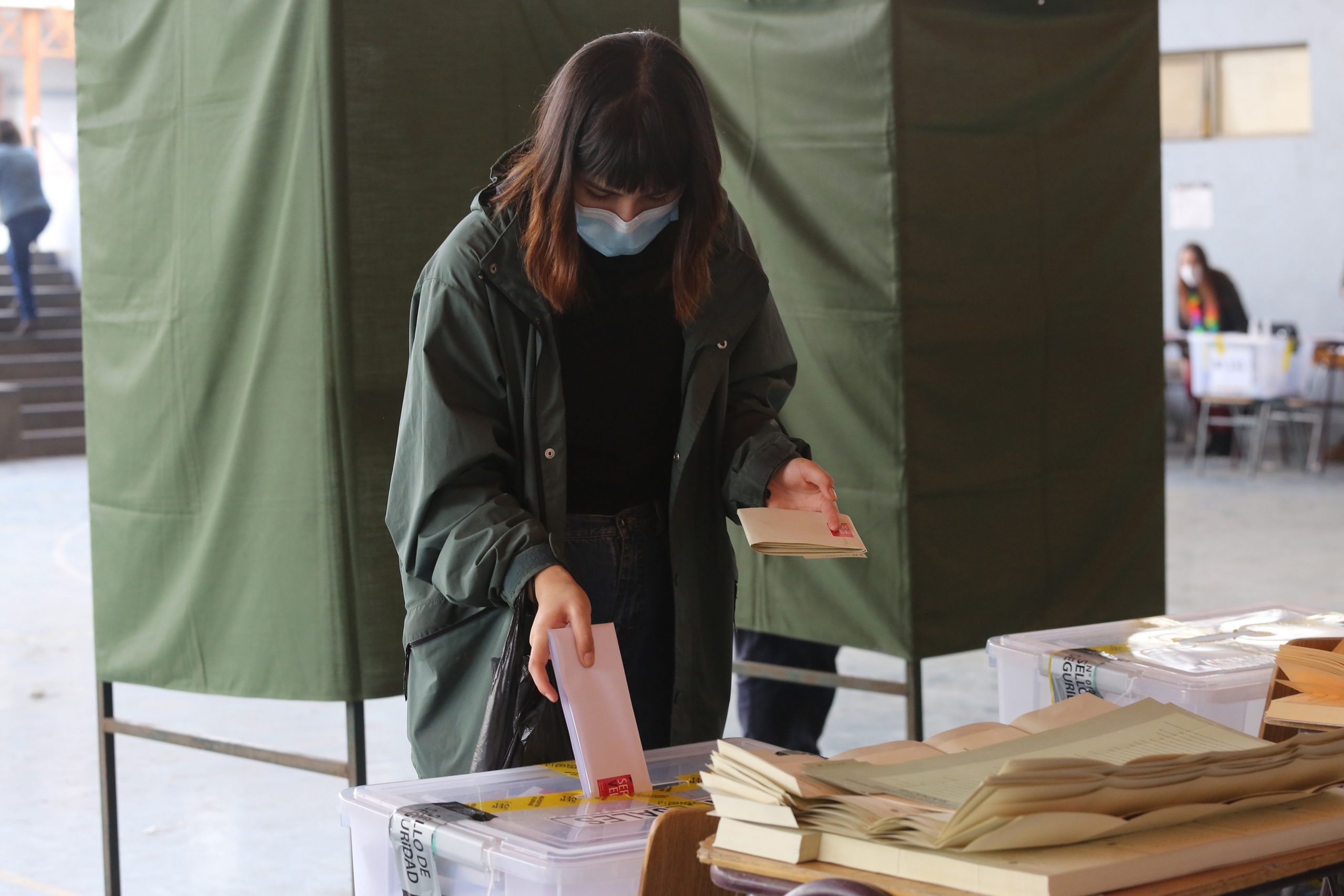 Una mujer vota el domingo 16 de mayo, durante las elecciones locales y constituyentes, en el liceo de Aplicación, en la comuna de Santiago centro, en Santiago de Chile. Chile. Foto: EFE