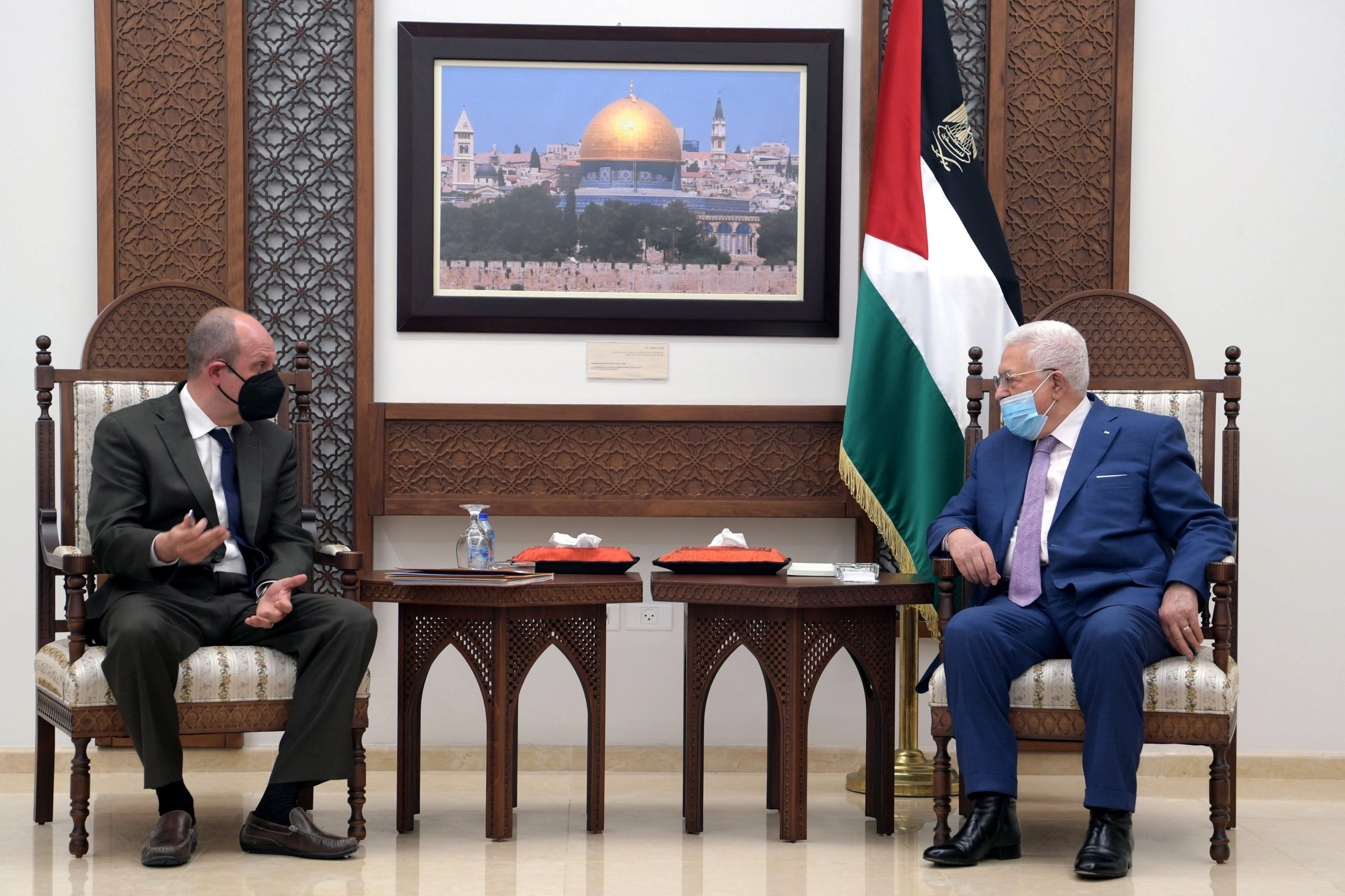 Una fotografía facilitada por la oficina del presidente palestino muestra al presidente palestino Mahmoud Abbas (derecha) reuniéndose con el subsecretario adjunto de los Estados Unidos para Israel y Asuntos Palestinos, Hady Amr, en la ciudad cisjordana de Ramallah, el 17 de mayo de 2021. Foto: EFE