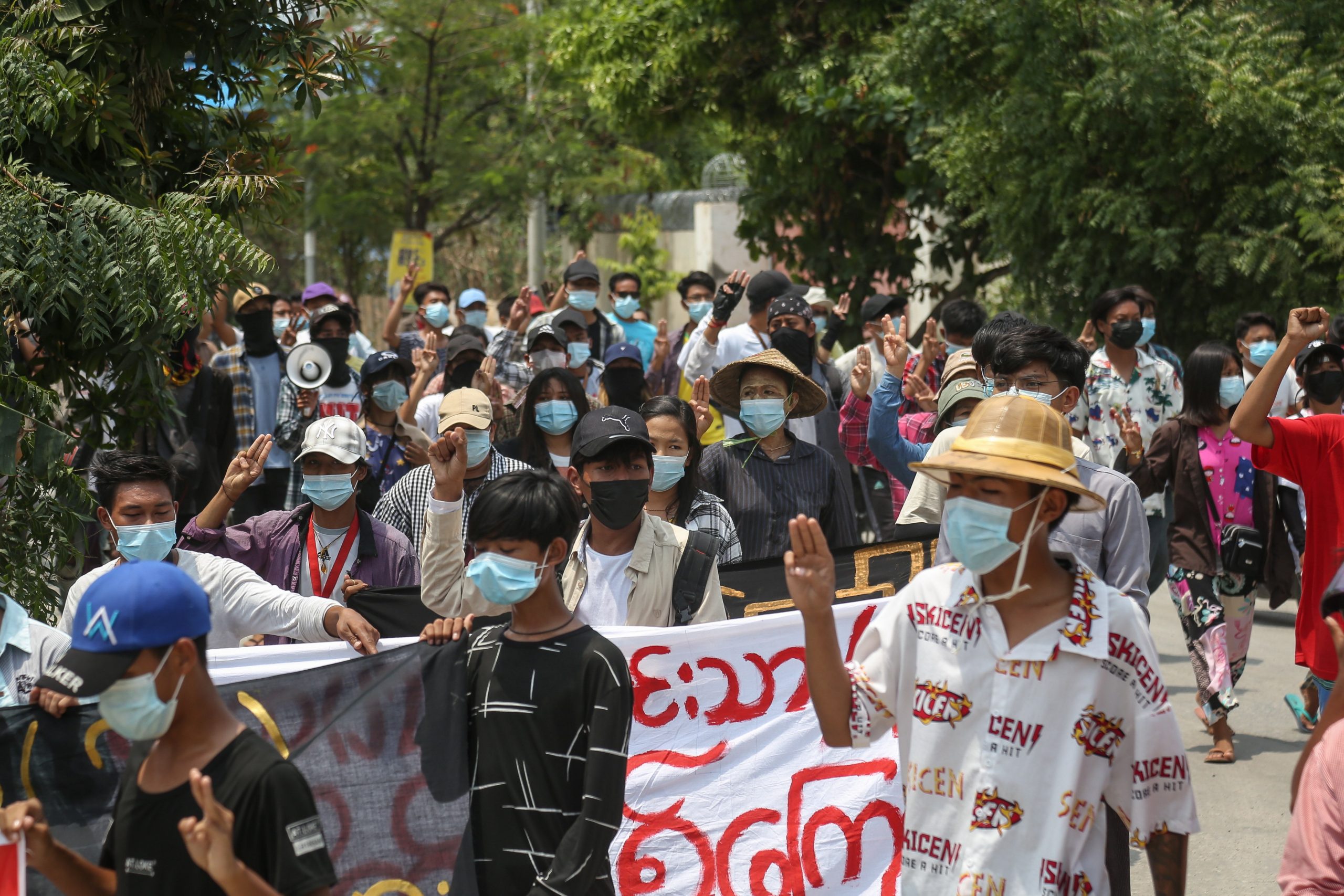 Los manifestantes marchan durante una protesta antimilitarista en Mandalay, Myanmar, el 18 de mayo de 2021. Foto: EFE