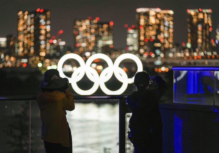 Tokio luce los aros olímpicos, previo al inicio de los juegos. Foto: EFE