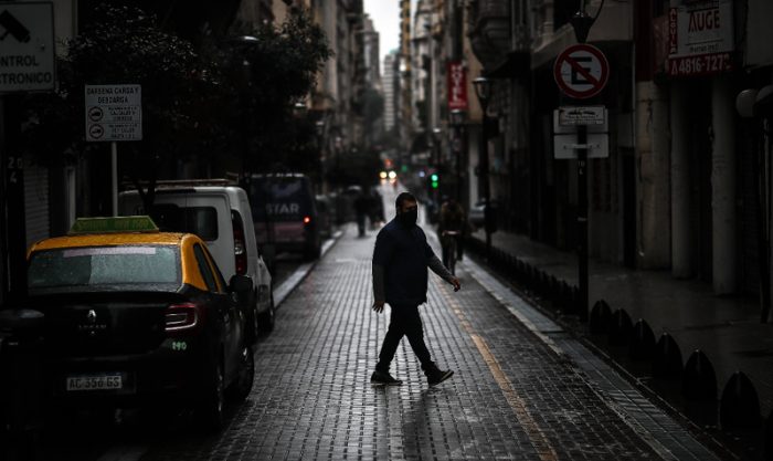 Una persona camina por una calle hoy, sábado 22 de mayo del 2021, en Buenos Aires (Argentina). Foto: EFE