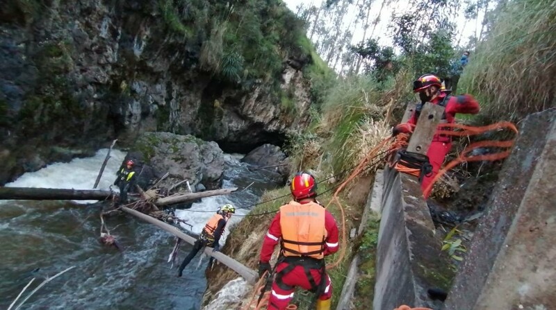 Los miembros del Cuerpo de Bomberos de Tulcán, en la provincia del Carchi, rescataron el cuerpo de Jorge Palacio a las 19:00 de ayer. Foto: Javier Montalvo/ para El Comercio