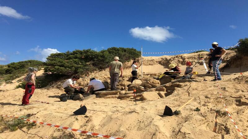 Trabajos en los restos de la tumba encontrada en el Cabo de Trafalgar. Foto: EFE