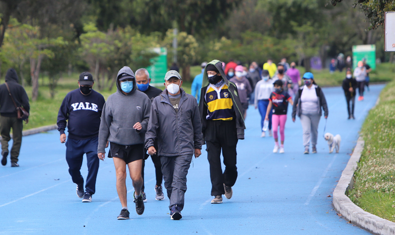 Personas realizan deporte en la pista atlética del parque La Carolina, en Quito, este sábad0 22 de mayo del 2021. Foto: Vicente Costales / EL COMERCIO