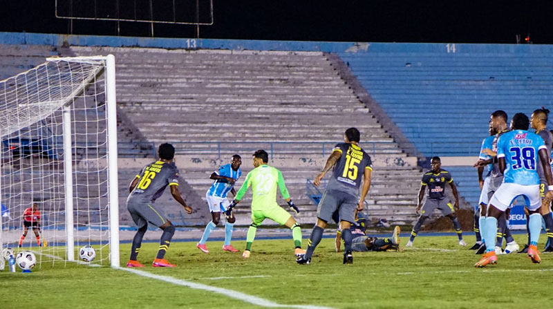9 de Octubre y Manta jugaron por la fecha 13 en Ecuador, el 21 de mayo del 2021. Foto: @9deOctubrefc