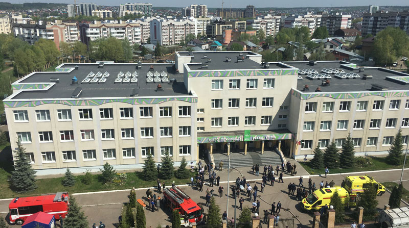 Agentes y socorristas llegaron a la escuela, en donde se presentó el tiroteo en Rusia. Foto: EFE