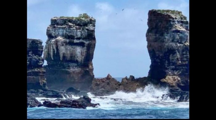 El Arco de Darwin, una de las estructuras más reconocidas de Galápagos, colapsó la mañana de este 17 de mayo del 2021. Cortesía Héctor Barrera