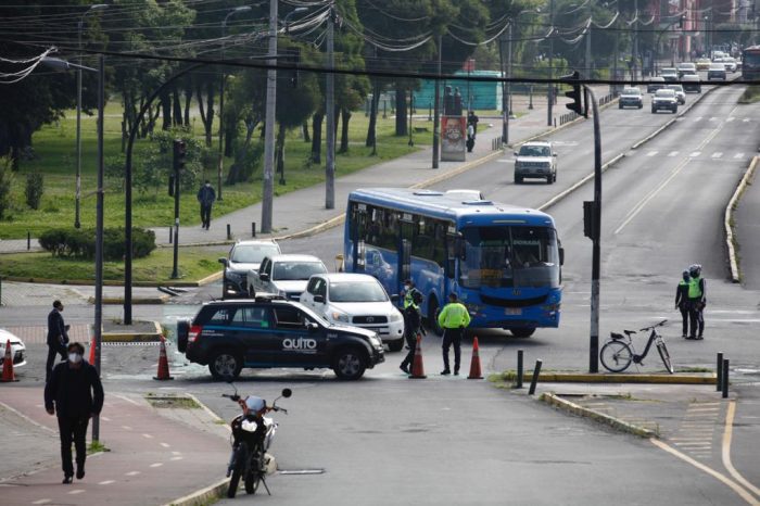 El tránsito de vehículos particulares se suspendió en las calles de acceso a la Asamblea. Foto: Patricio Terán/ EL COMERCIO