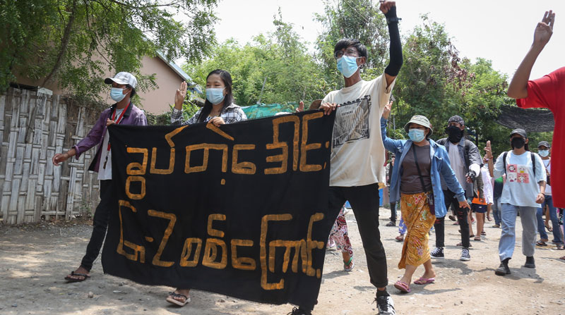 Las personas mantienen las protestas en Birmania, en contra del golpe de Estado efectuado por la Junta militar. Foto: EFE