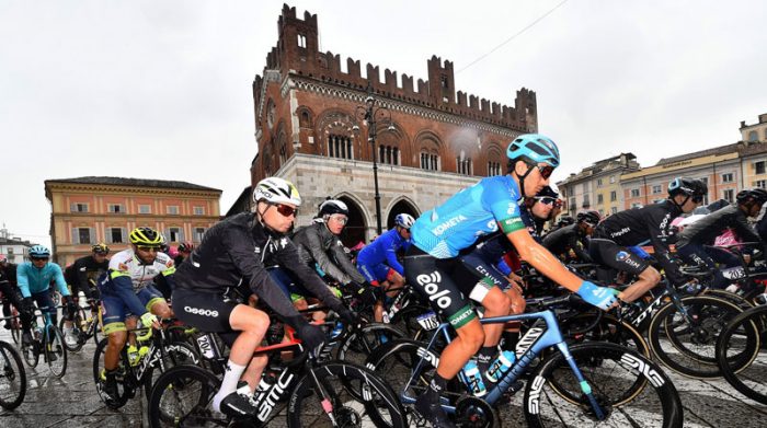 El pelotón de ciclistas en la etapa cuatro del Giro de Italia el 11 de mayo del 2021. Foto: EFE