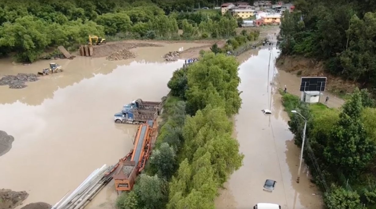 Las fuertes lluvias en Cuenca han causado inundaciones que dejan daños en vías, casas y empresas. Foto: Cortesía Cuerpo de Bomberos de Cuenca