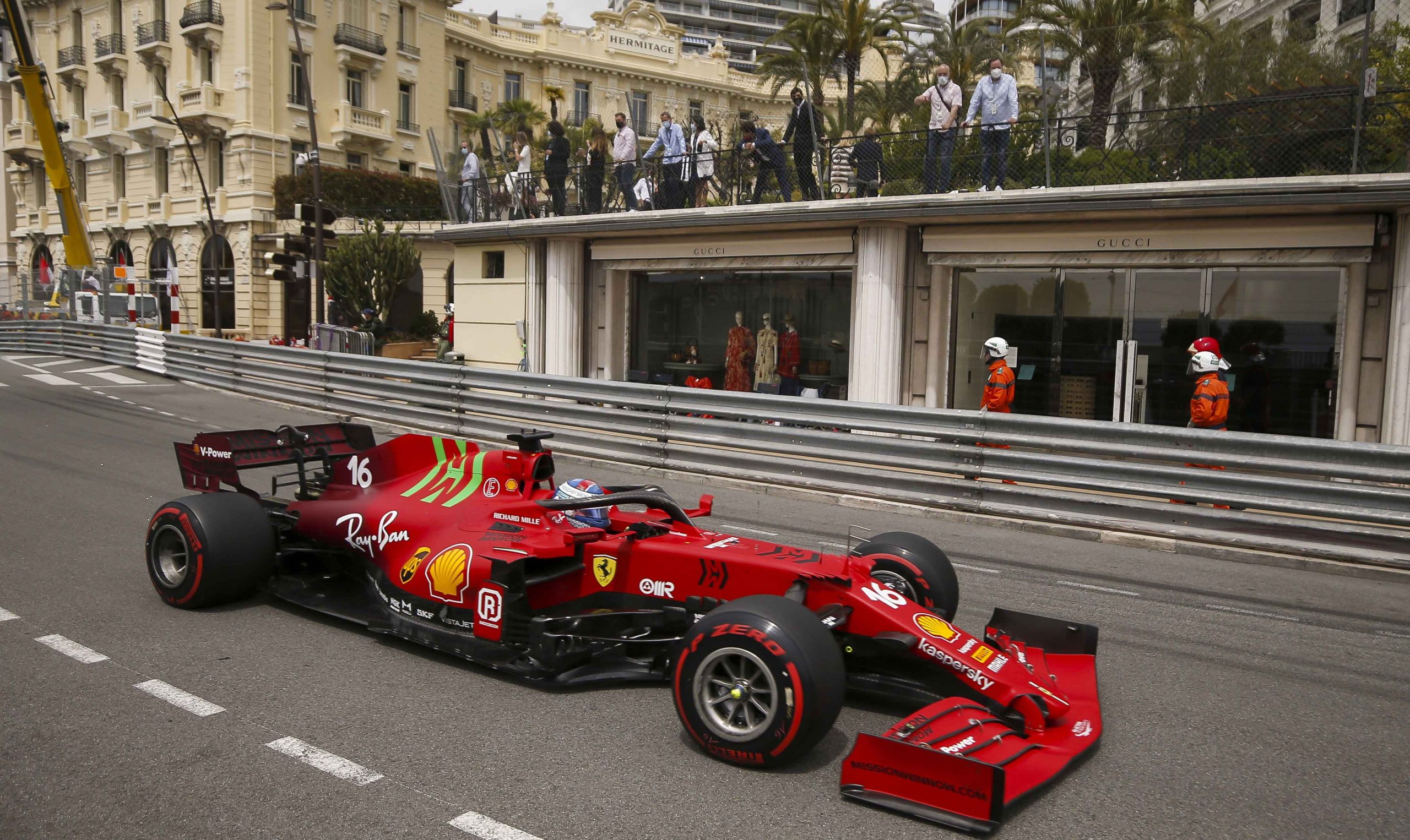 El piloto de Fórmula Uno de Mónaco Charles Leclerc de la Scuderia Ferrari Mission Winnow en acción durante la tercera sesión de entrenamientos del Gran Premio de Fórmula Uno de Mónaco en el Circuito de Mónaco en Montecarlo, el 22 de mayo de 2021. El Gran Premio de Fórmula Uno de Mónaco tendrá lugar el 23 de mayo de 2021. (Fórmula Uno). EFE