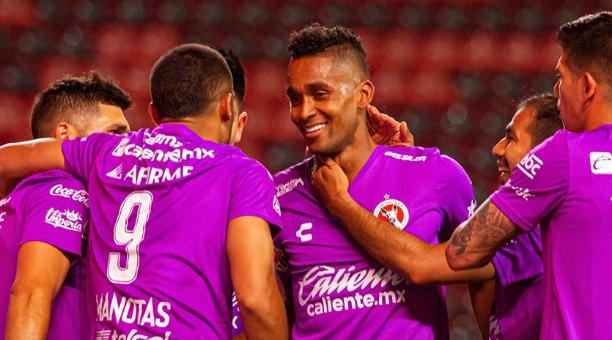 El ecuatoriano Fidel Martínez (centro) marcó el gol de la victoria de los Xolos frente al Necaxa. Foto: Club Tijuana.