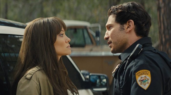 Foto IMDB.COM Angelina Jolie (izq.) interpreta a Hanna y Jon Bernthal da vida a Ethan en ‘Aquellos que desean mi muerte’