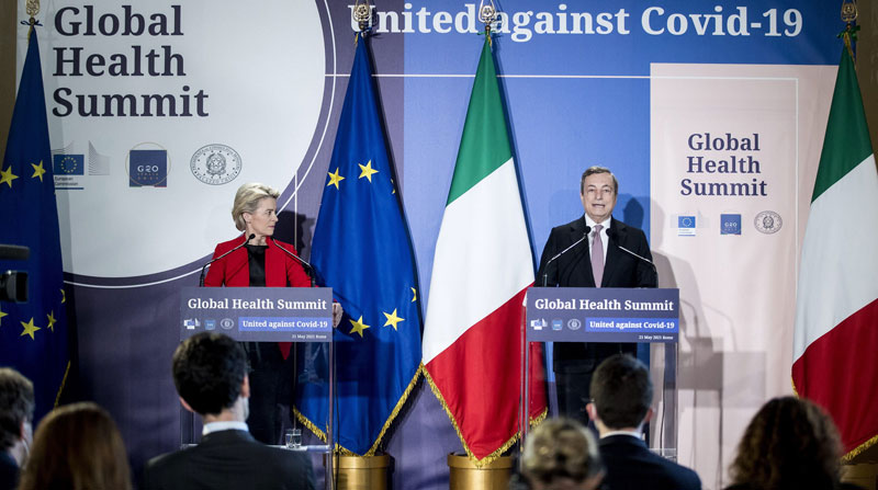La presidenta de la Comisión Europea, Úrsula von der Leyen, y el primer ministro de Italia, Mario Draghi, fueron los anfitriones de la cumbre virtual del G20 de Sanidad. Foto: EFE