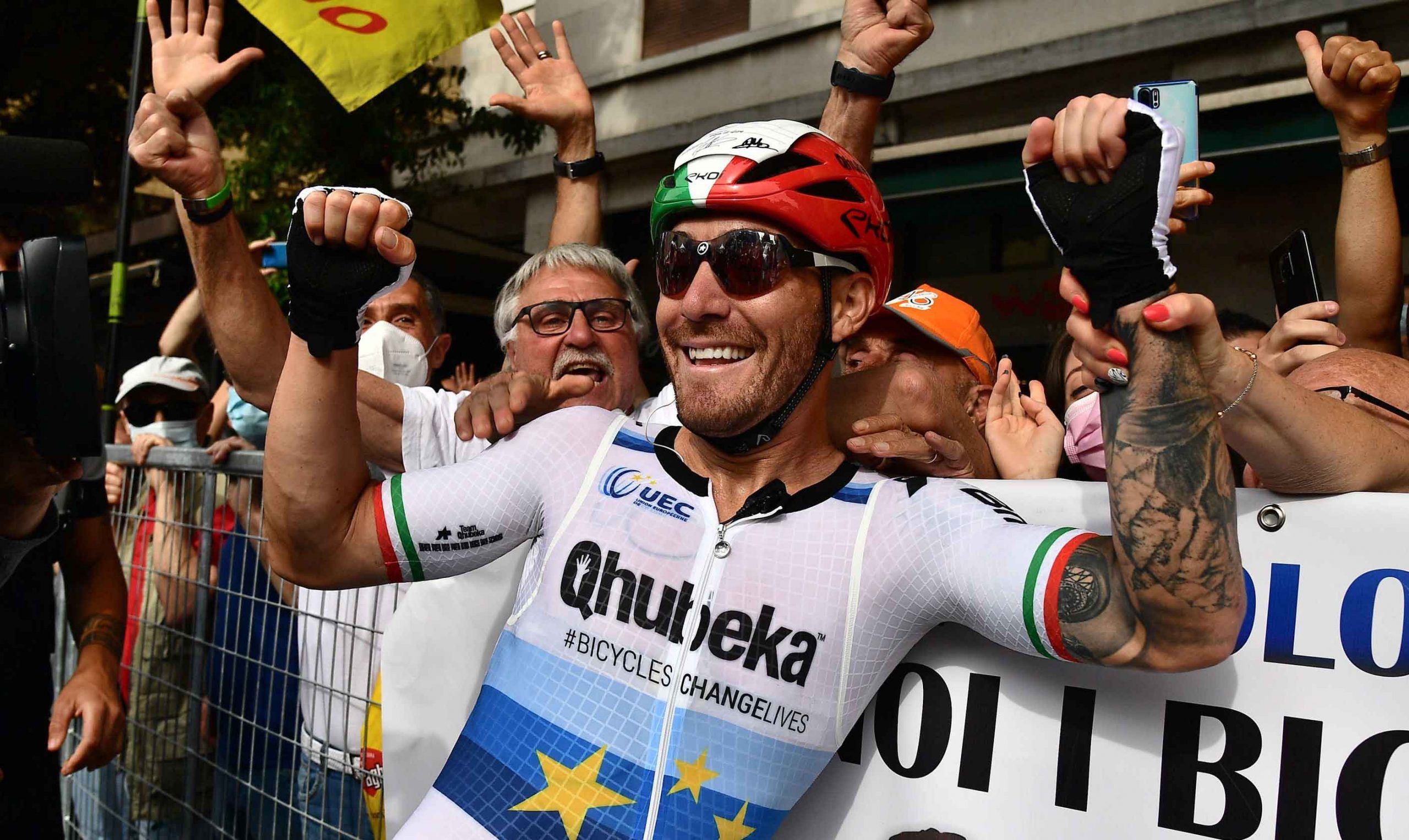 El piloto italiano Giacomo Nizzolo del Team Qhubeka Assos celebra tras ganar la 13a etapa de la carrera ciclista del Giro de Italia 2021 a lo largo de 198 km desde Ravenna a Verona, Italia, el 21 de mayo de 2021. (Ciclismo, Italia) EFE