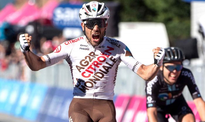 El ciclista italiano Andrea Vendrame (L) del AG2R Citroen Team celebra mientras cruza la línea de meta para ganar la 12a etapa de la carrera ciclista del Giro de Italia 2021 a lo largo de 212 km desde Siena a Bagno di Romagna, Italia, 20 de mayo de 2021 (Ciclismo, Italia) EFE
