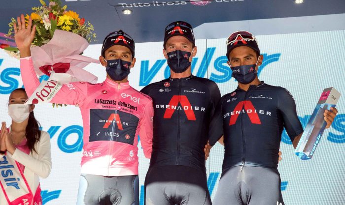 El ciclista colombiano Egan Bernal (izq.) Del equipo Ineos Grenadiers está flanqueado por sus compañeros en el podio después de retener el maillot rosa de líder general después de la décima etapa de la carrera ciclista del Giro de Italia 2021 a lo largo de 139 km desde L'Aquila a Foligno, Italia. 17 de mayo de 2021. (Ciclismo, Italia) EFE