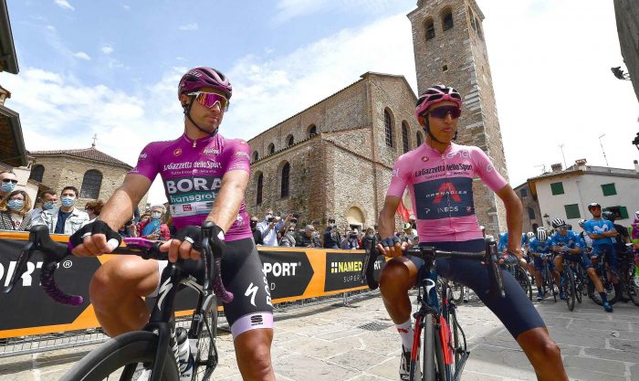 El ciclista colombiano Egan Bernal (R) del equipo Ineos Grenadiers vistiendo el maillot rosa de líder general y el ciclista eslovaco Peter Sagan (L) del equipo Bora-Hansgrohe vistiendo el maillot de ciclamen del líder de la clasificación de puntos antes de la 15a etapa del Giro de 2021 Italia carrera ciclista de 147km desde Grado a Gorizia, Italia, 23 de mayo de 2021. (Ciclismo, Italia) EFE Abrir en Google Traductor