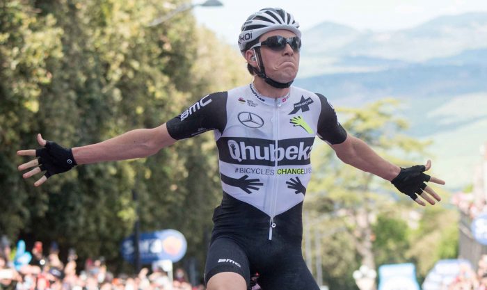 El ciclista suizo Mauro Schmid del Team Qhubeka Assos celebra tras ganar la undécima etapa del Giro de Italia 2021 en 162km desde Perugia a Montalcino, Italia, el 19 de mayo de 2021. (Ciclismo, Italia) EFE
