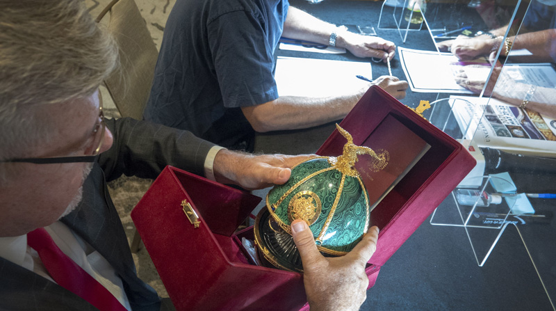 Entre los objetos está un huevo hecho por la casa Fabergé en oro de 24 quilates y esmalte imitando malaquita. Foto: EFE