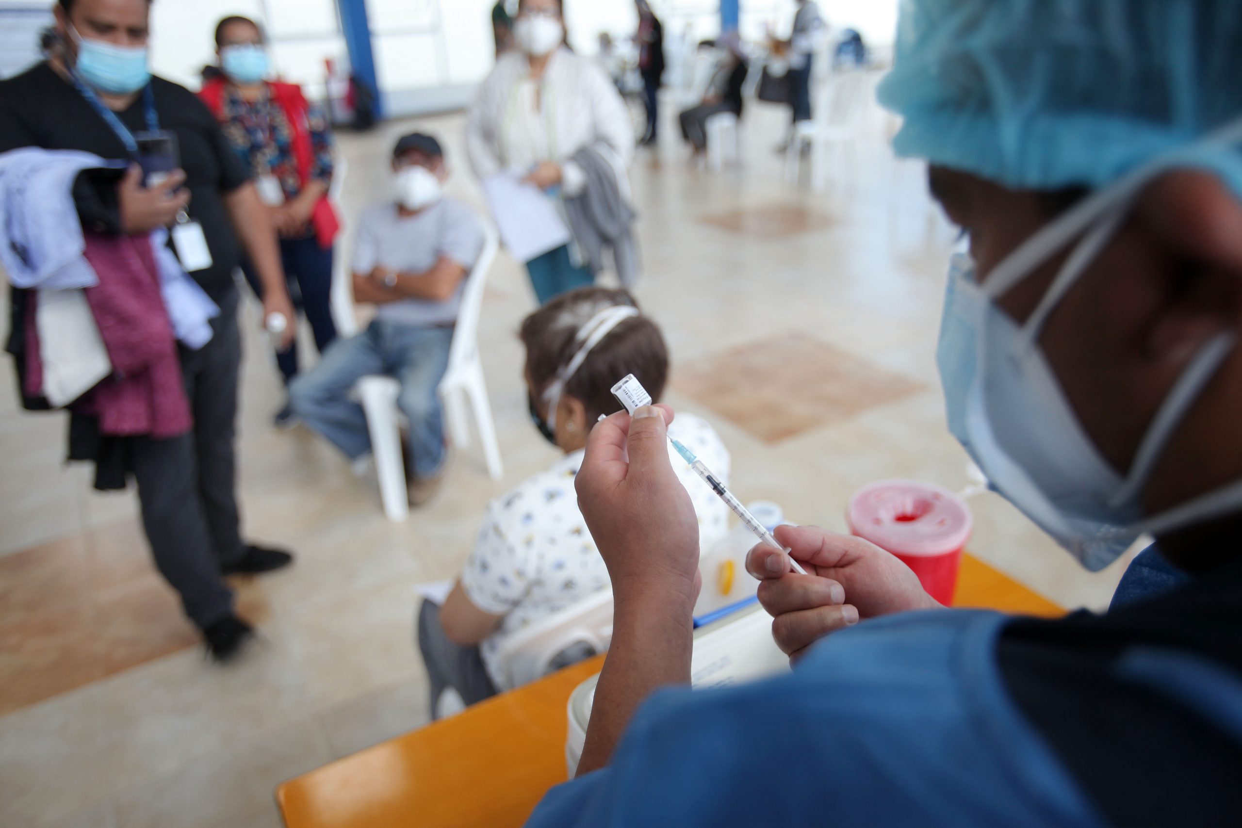 El personal médico preguntaba constantemente a los vacunados cómo se sienten. Foto: Julio Estrella / El Comercio