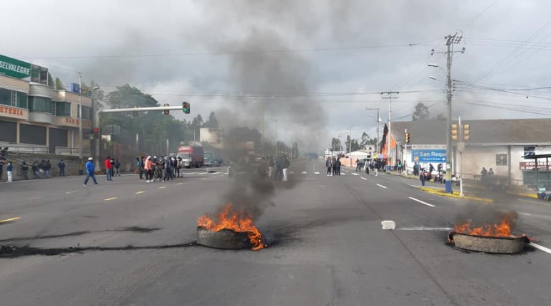 En el sector de San Roque, en el cantón Antonio, un grupo de manifestantes bloquearon la vía Panamericana E-35. Foto: Radio Ilumán