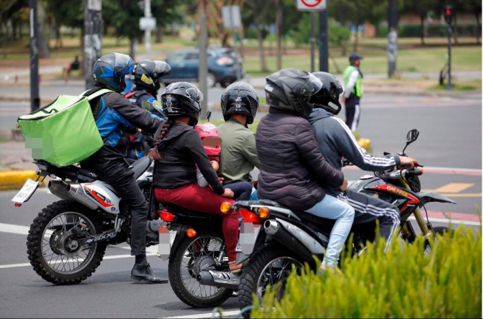Las motos pueden transitar entre los autos en Quito?; ¿subirse a las aceras? - El Comercio
