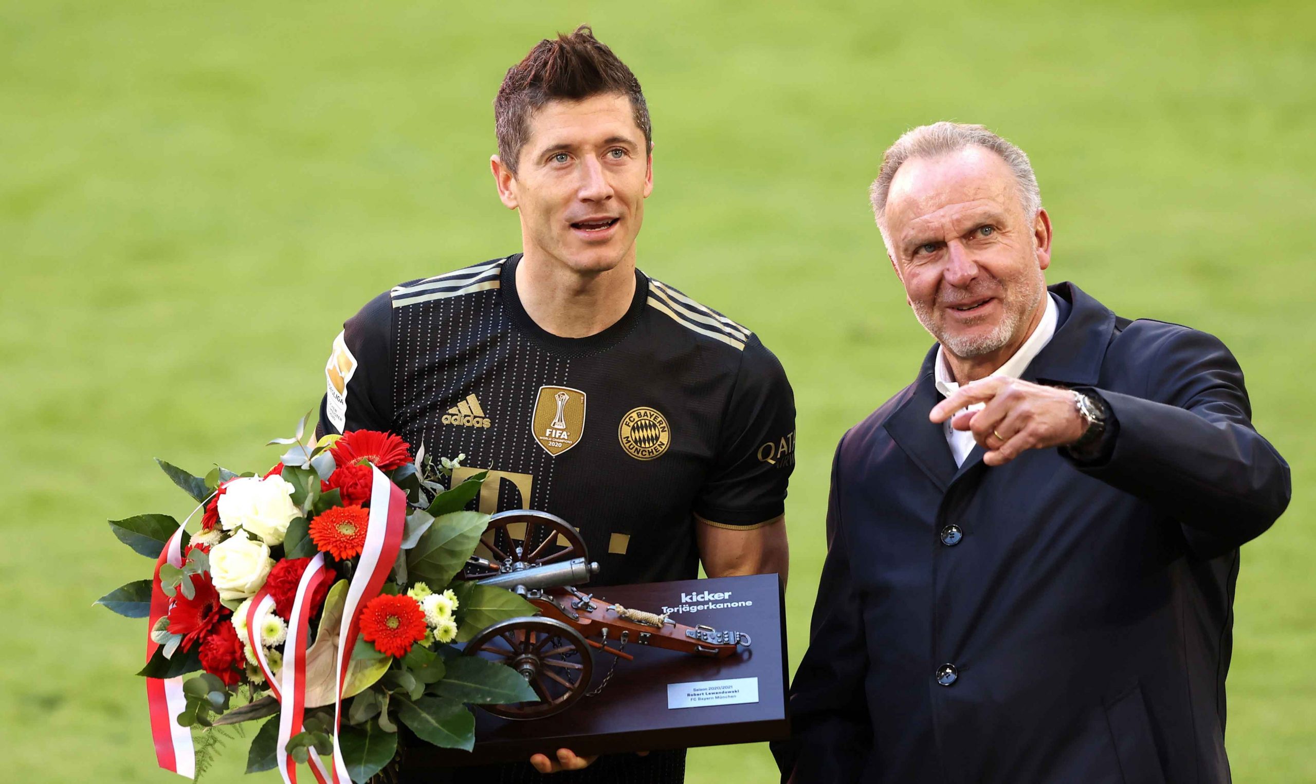 Robert Lewandowski (L) del FC Bayern München recibe el premio al máximo goleador de la temporada tras el partido de fútbol de la Bundesliga alemana entre el FC Bayern München y el FC Augsburg en el Allianz Arena en Munich, Alemania, el 22 de mayo de 2021. (Alemania) EFE
