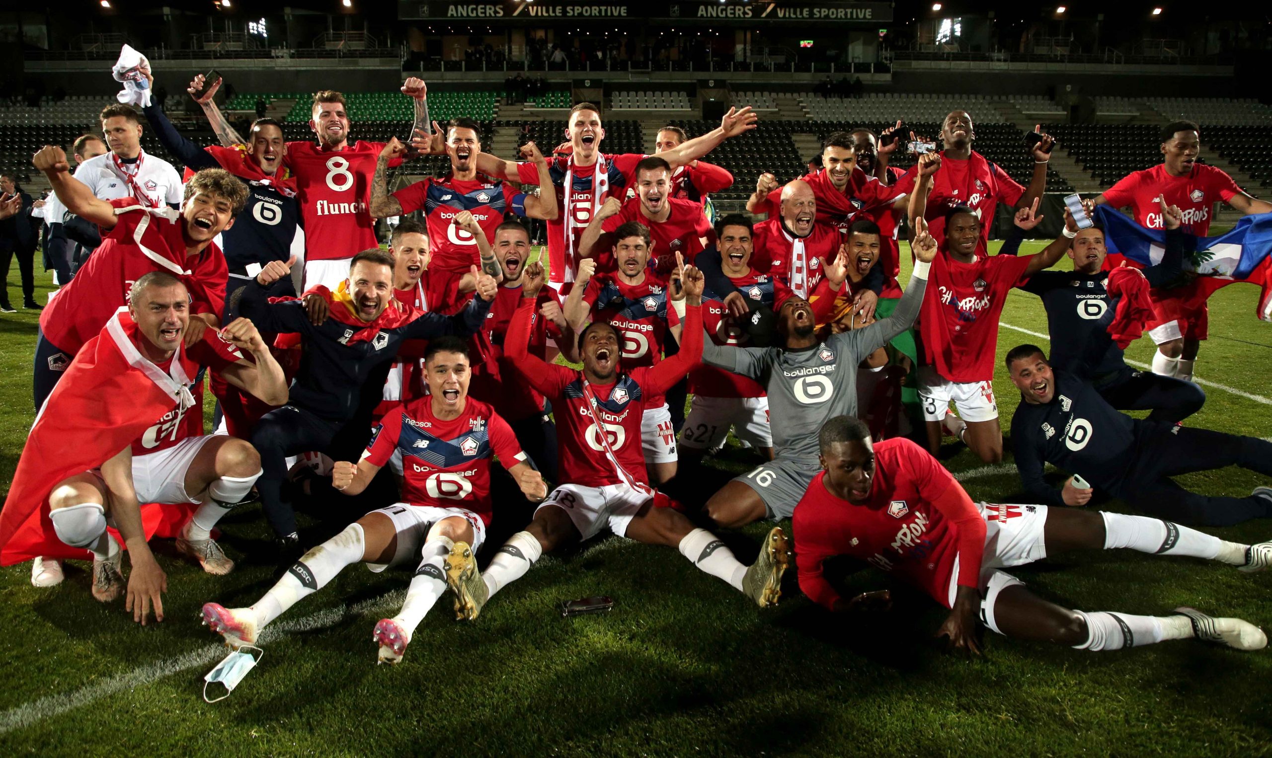 Los jugadores del Lille OSC celebran ganar el partido de fútbol de la Ligue 1 francesa entre Angers SCO y Lille OSC y llevarse el título de campeón de la Ligue 1, en Angers, Francia, el 23 de mayo de 2021. (Francia) EFE