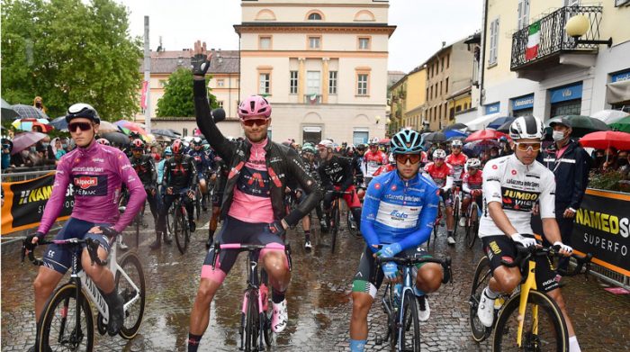 Los líderes del Giro de Italia en el inicio de la etapa 3 el 10 de mayo del 2021. Foto EFE