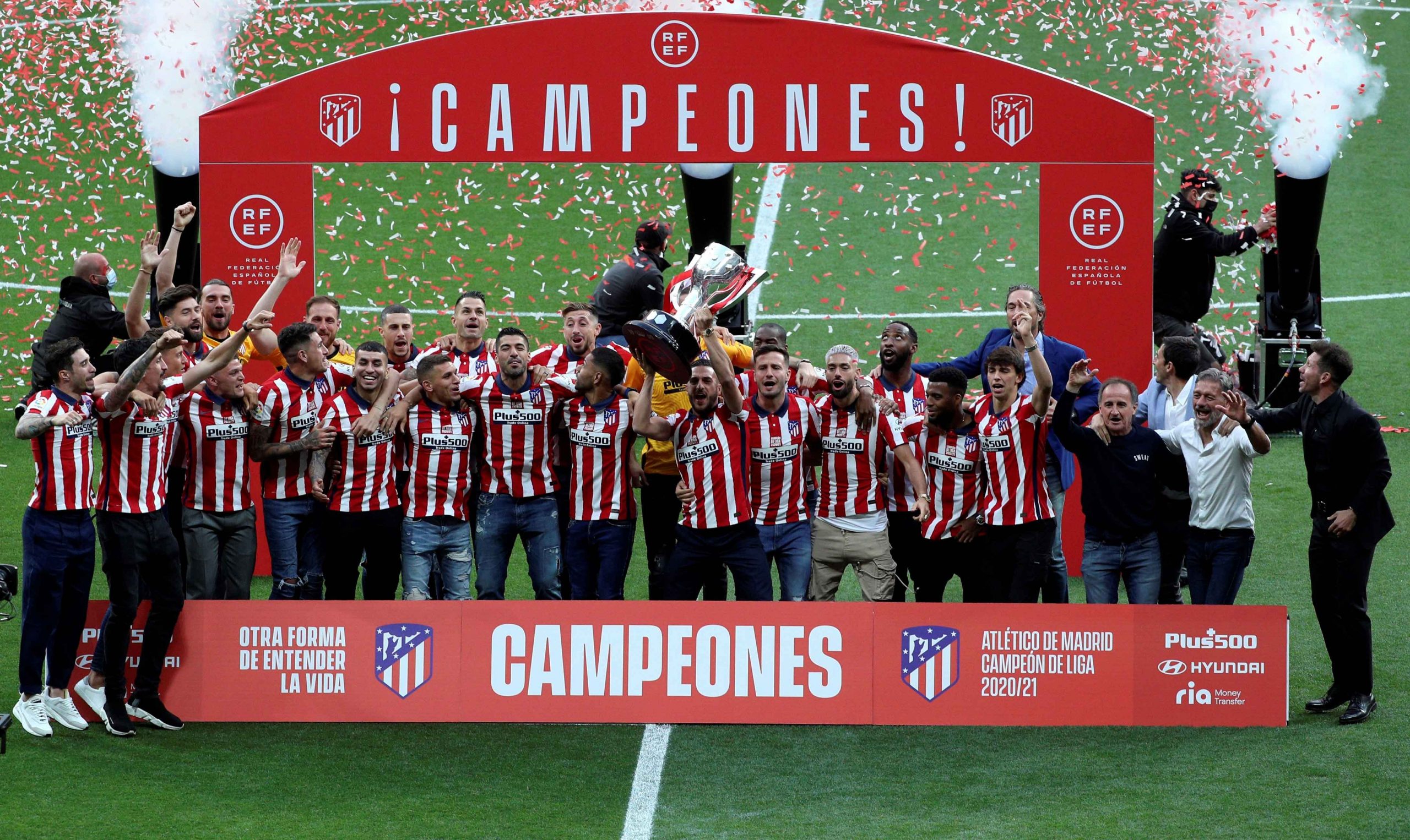 El Atlético de Madrid celebra el título de campeón de Liga hoy domingo en el Wanda Metropolitano, en Madrid, tras vencer ayer al Real Valladolid en el último partido del campeonato jugado en el José Zorrilla. EFE