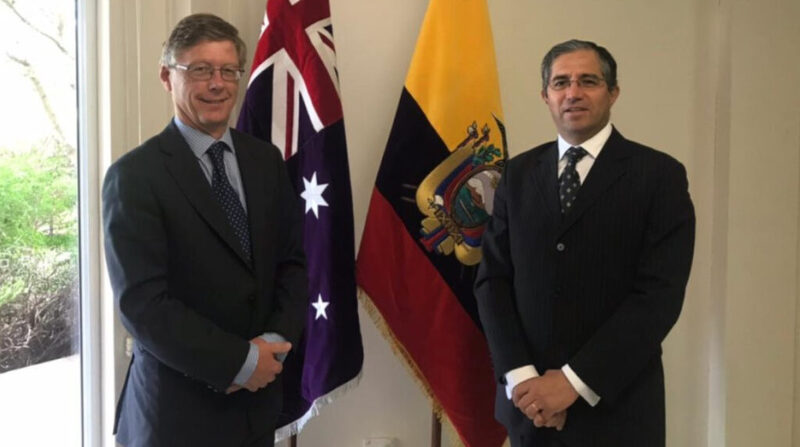 Mauricio Montalvo Samaniego (derecha) deja la Embajada de Ecuador en Australia para regresar al país. Foto: Cuenta de Twitter de @EmbajadaEcuAUS