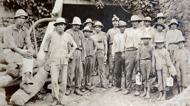 Un grupo de mineros junto a la bocamina durante la hora de almuerzo. La imagen será parte de la exposición ‘Para verte mejor’. Foto: Cortesía de Yojan Aguilera