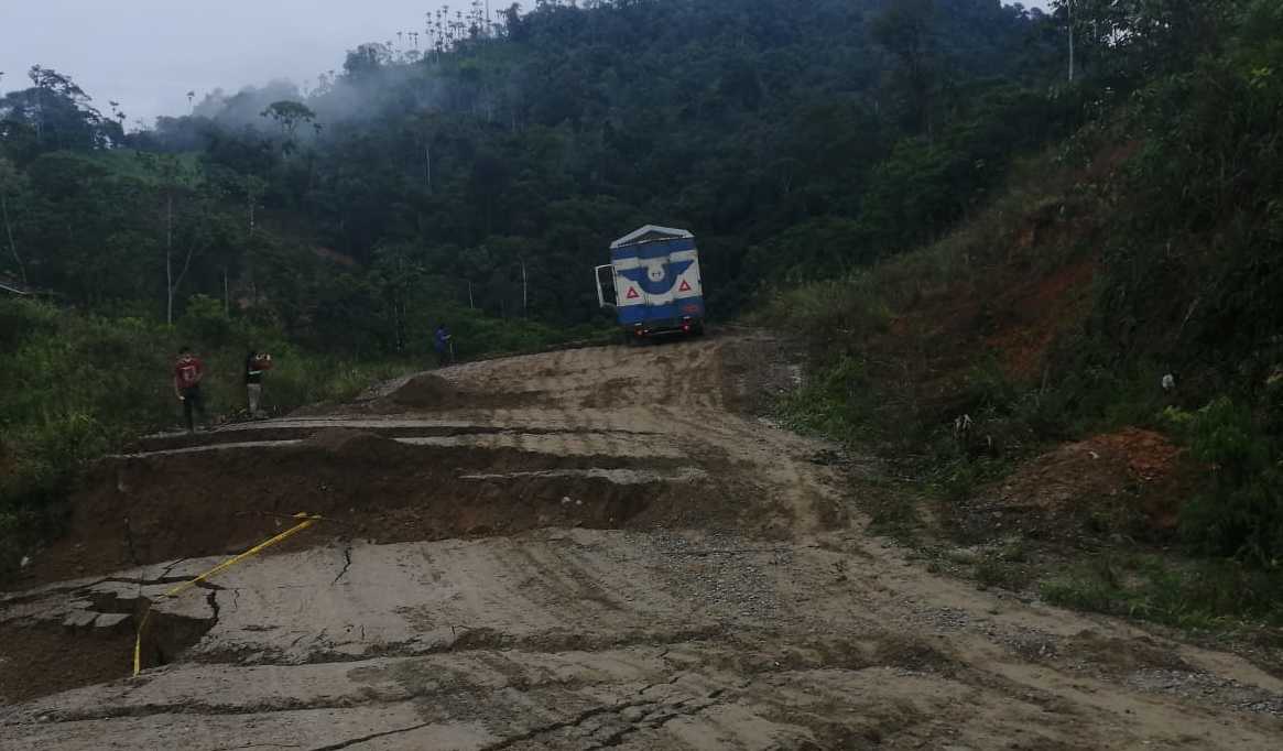 La vía Nangaritza-Centinela del Cóndor está afectada por una falla geológica. El Municipio abrió un paso provisional. Foto: Cortesía Municipio de Nangaritza