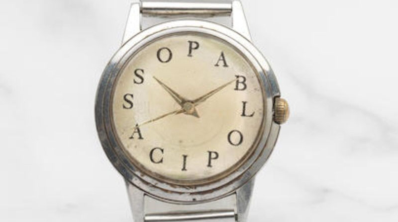 El reloj de pulsera, que en lugar de números tiene las letras que conforman 'Pablo Picasso', fue subastado por un precio 20 veces mayor al esperado. Foto: EFE