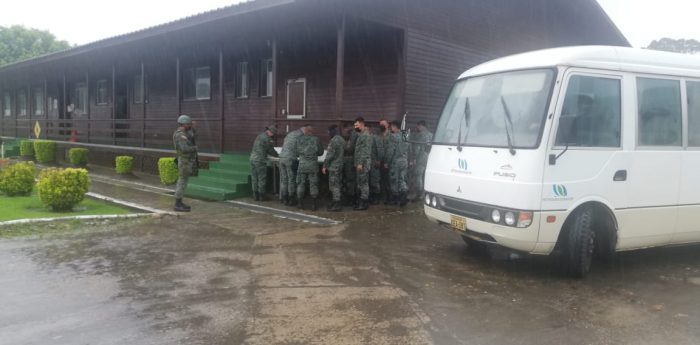Uniformados de las Fuerzas Armadas brindan apoyo a la estatal petrolera para abastecer el Bloque 12, en Orellana. Foto: Cortesía Petroecuador