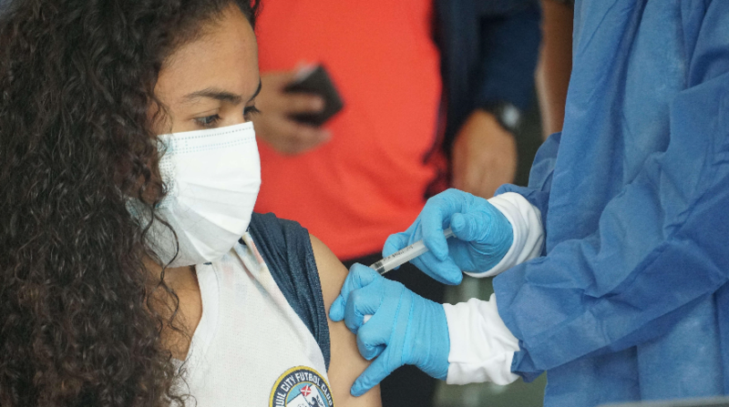 Las vacunas y pruebas de anticuerpos son necesarias para lograr la inmunidad contra la covid-19. Para lograrlo, América Latina debe agilizar el proceso. Foto: EFE