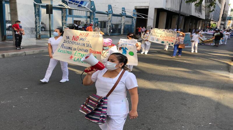 Enfermeras y enfermeros de hospitales del Ministerio de Salud y del IESS marcharon hacia la Gobernación del Guayas, en Guayaquil. Hoy se recuerda del Día Internacional de la Enfermera. Foto: Enrique Pesantes / EL COMERCIO