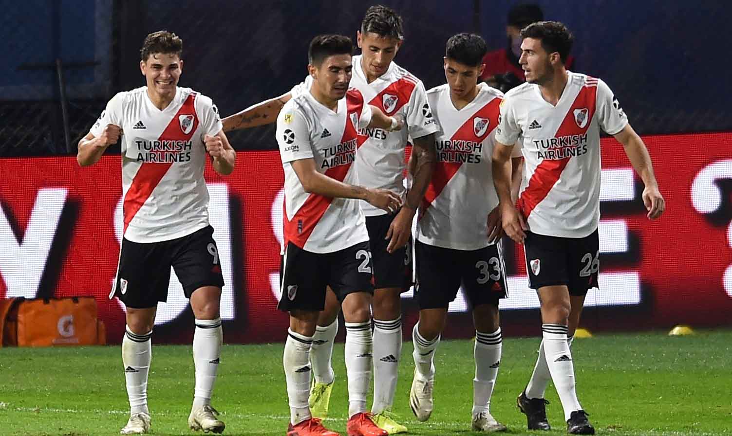 River Plate, que sufrió un brote de coronavirus y tiene solo 10 jugadores disponibles (ninguno de ellos portero), recibirá este miércoles a Independiente Santa Fe