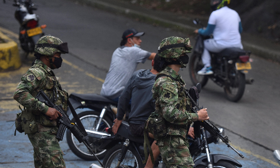 Soldados custodian las calles luego de que el presidente Iván Duque ordenara más presencia militar por los hechos de violencia presentados durante protestas por el Paro Nacional, en Cali (Colombia). Foto: EFE