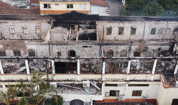 El Palacio de Justicia de la ciudad de Tuluá, en el suroeste de Colombia, fue incendiado el martes 25 de mayo, después de una jornada de protestas que acabaron en fuertes disturbios y violencia. Foto: EFE