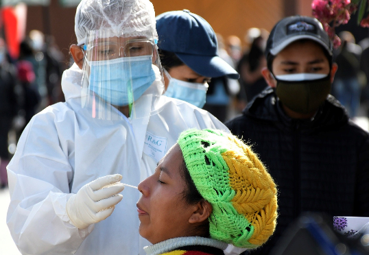 Una trabajadora de la salud toma una prueba antígeno contra la covid-19 en Cochabamba (Bolivia). Foto: EFE