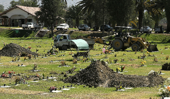 Fotografía de uno de los cementerios que colapsaron por la alta demanda de entierros y cremaciones a causa de la tercera ola de covid-19. Foto: EFE