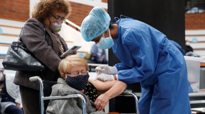 Adultos mayores madrugaron para recibir la segunda dosis contra el covid-19 en alguno de los siete puntos de vacunación en Quito que habilitó el Ministerio de Salud. Foto: EL COMERCIO