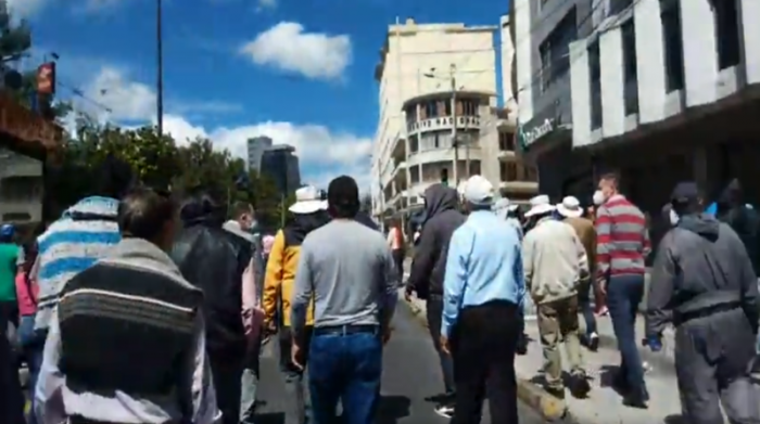 Cerca de tres mil socios de la Cámara de Transporte del Distrito Metropolitano de Quito realizaron una marcha con dirección al edificio del Municipio, ubicado en el Centro Histórico. Foto: Captura de pantalla